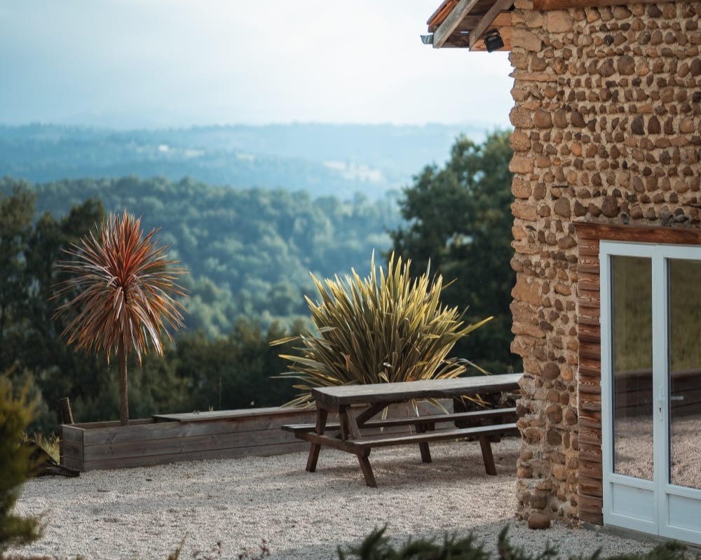 La bergerie et sa terrasse panoramique face aux Pyrénées