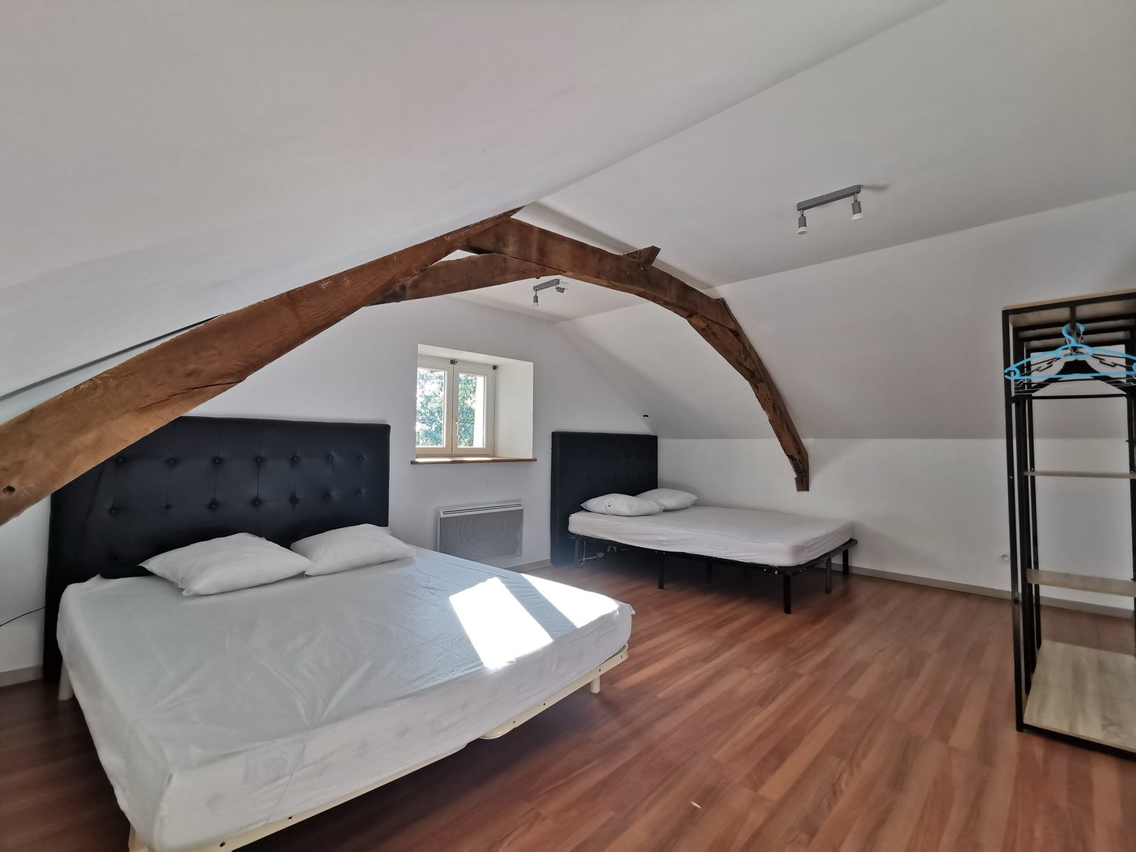 Une chambre sous charpente dans la maison du domaine
