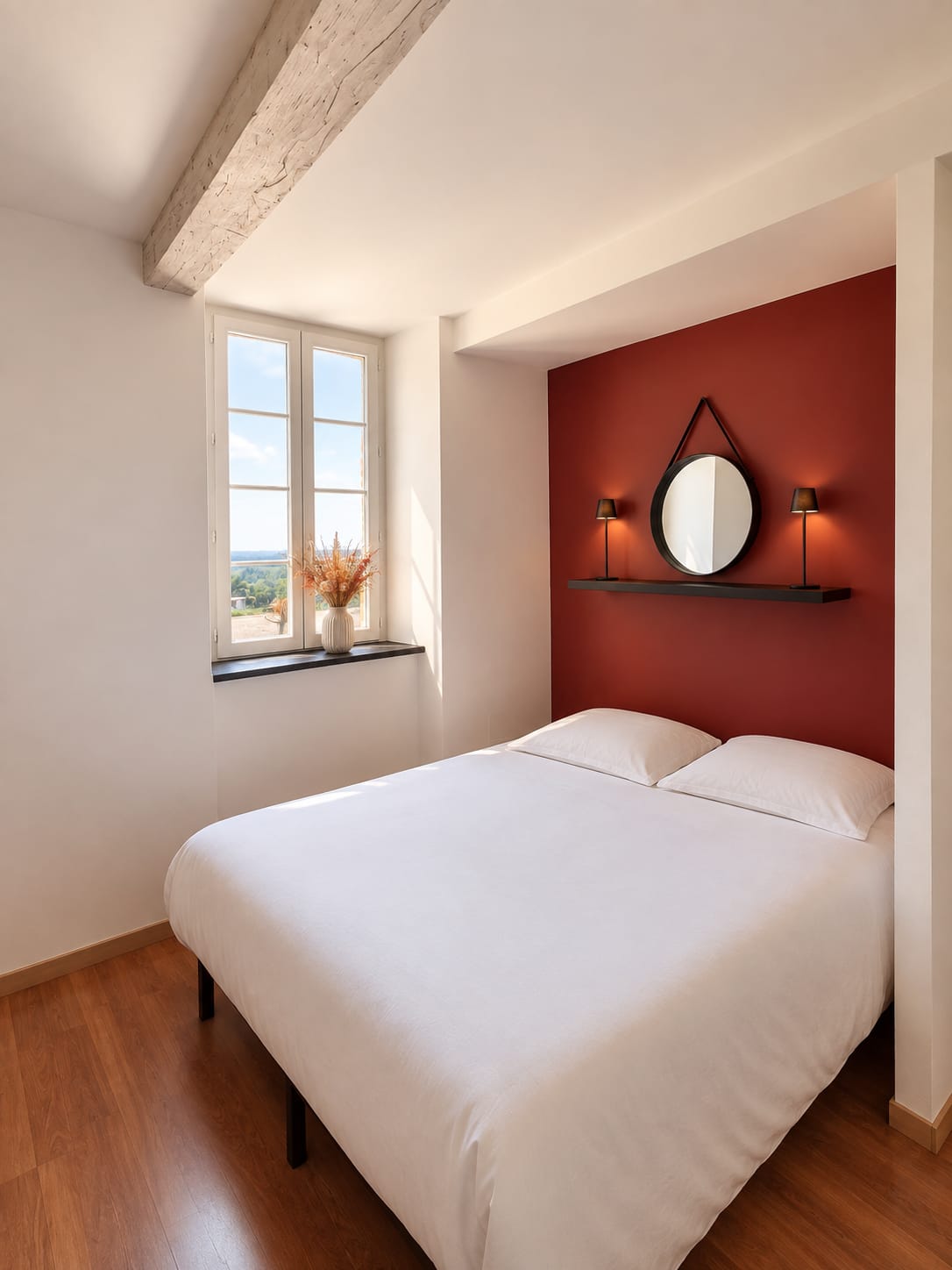 Chambre double de la maison, mur terracotta et fenêtre ouverte sur la campagne