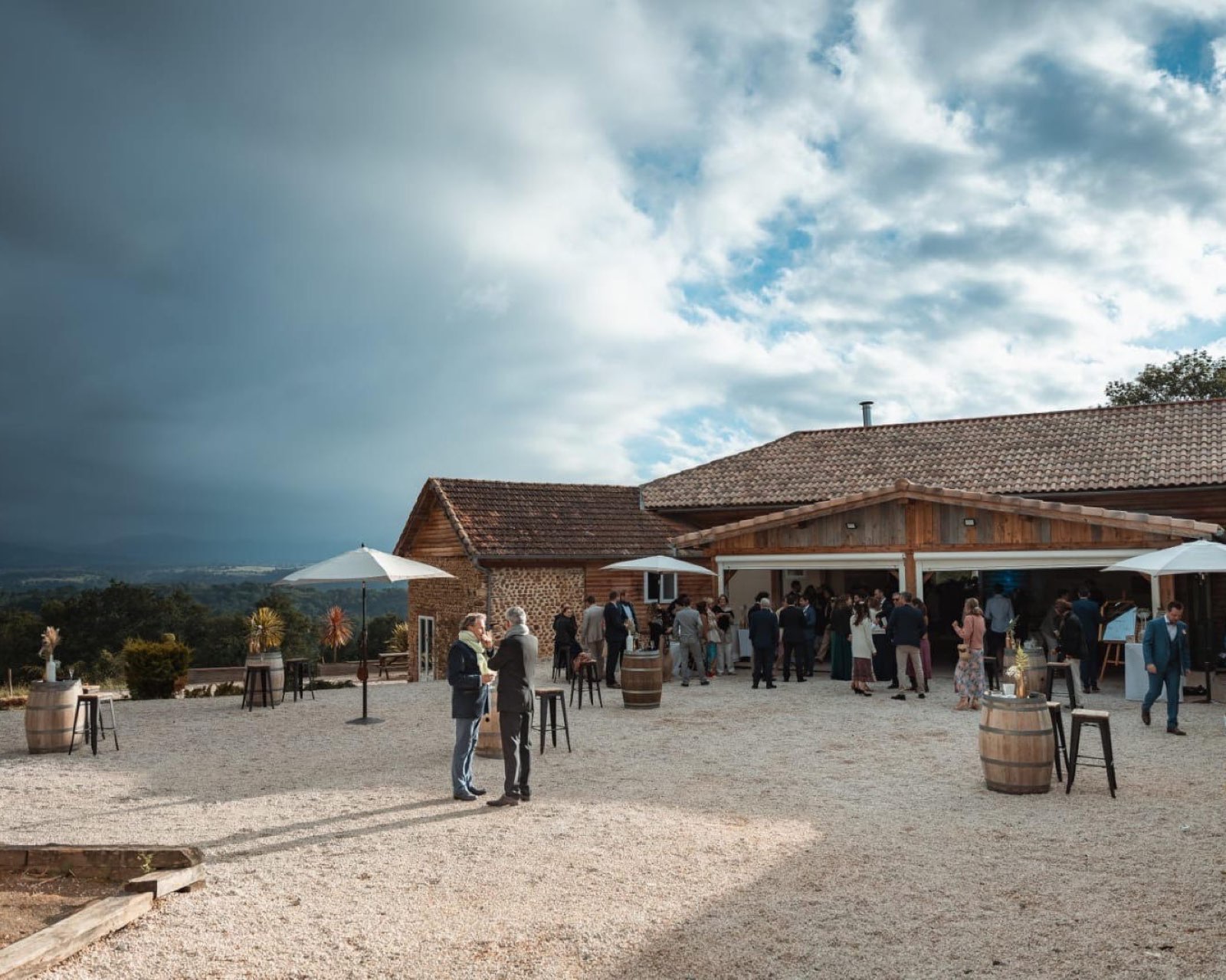 Réception en extérieur sous la pergola