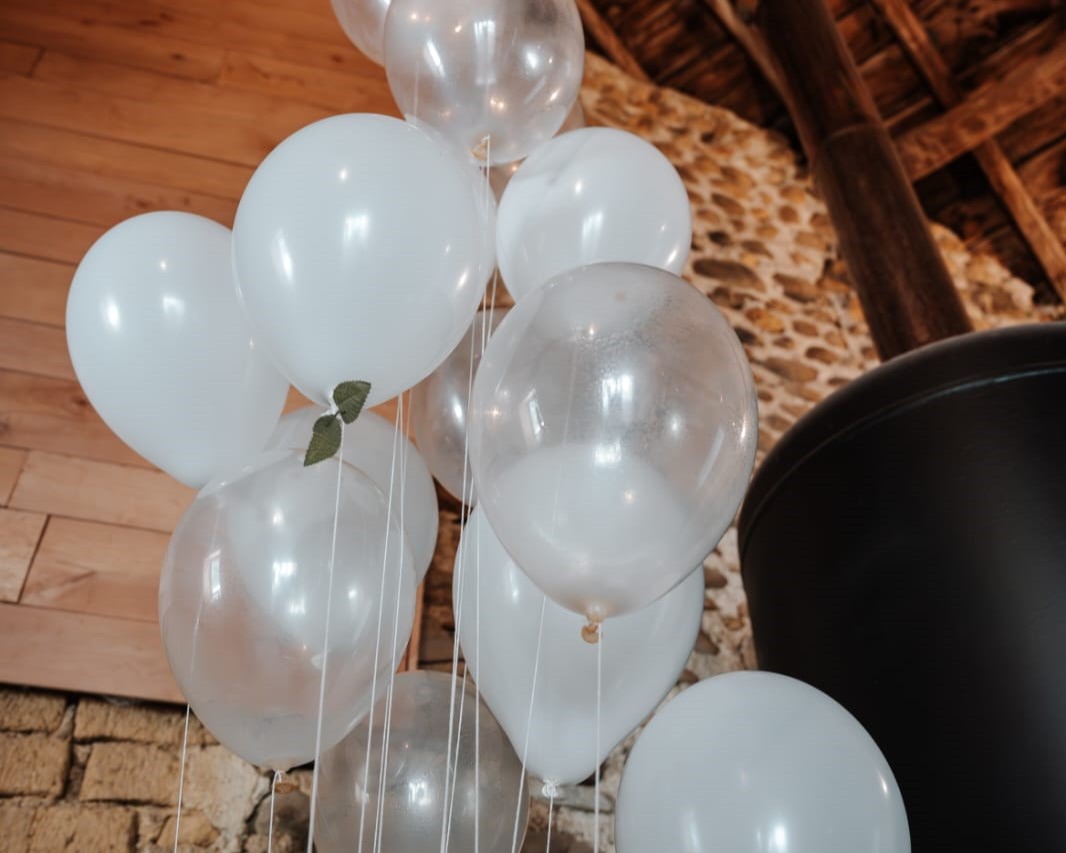 Ballons de décoration dans la salle
