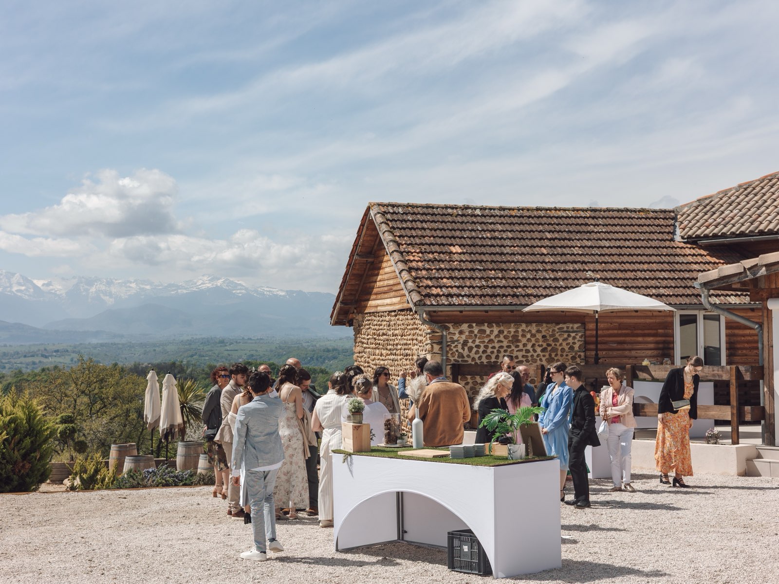 La bâtisse en pierre du domaine, ouverte sur la chaîne des Pyrénées enneigée