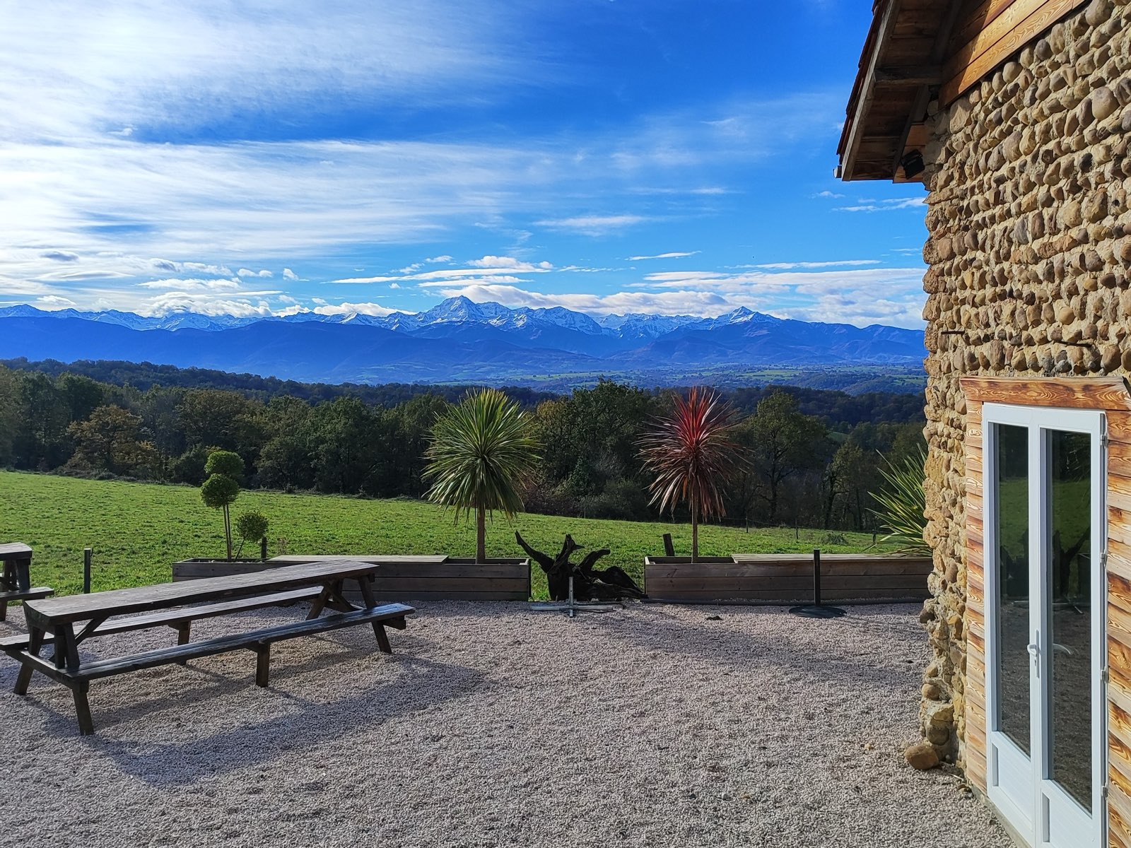 Vue sur la chaîne des Pyrénées depuis la terrasse