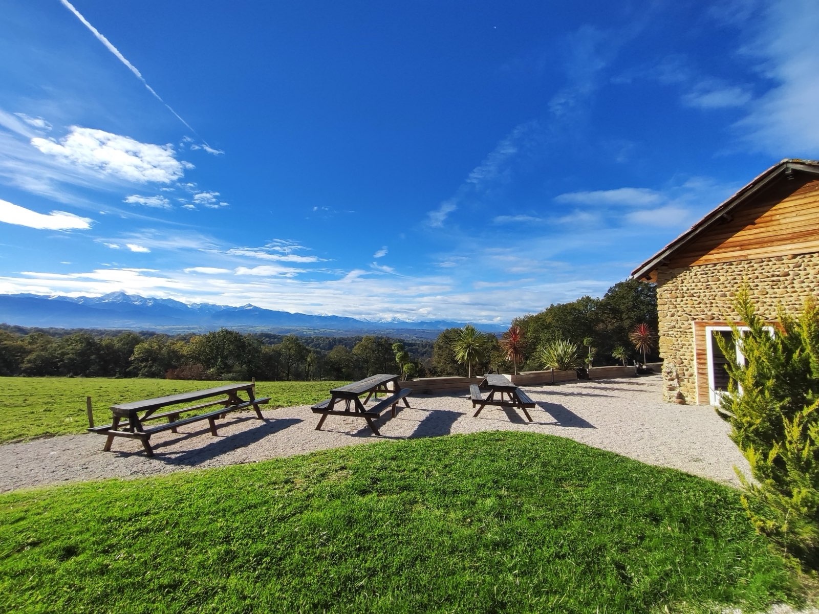 Les extérieurs du domaine ouverts sur la chaîne des Pyrénées