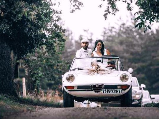Les mariés en voiture de collection