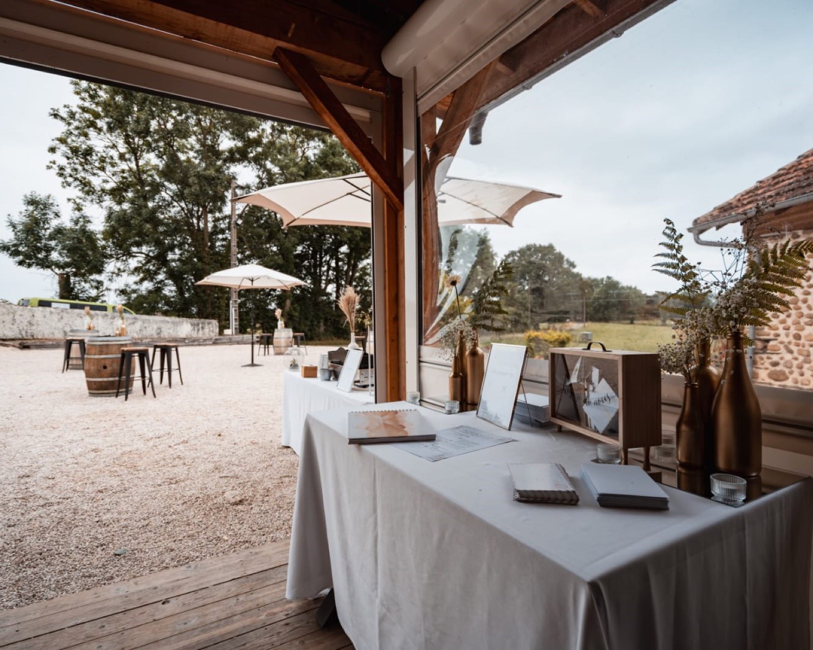 Table d'accueil dressée sous la pergola