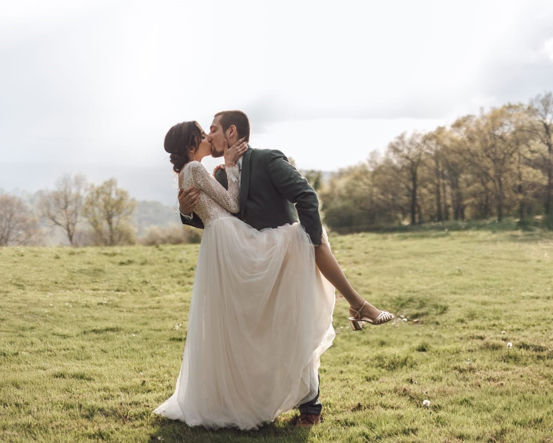 Couple de mariés dans les prairies du domaine